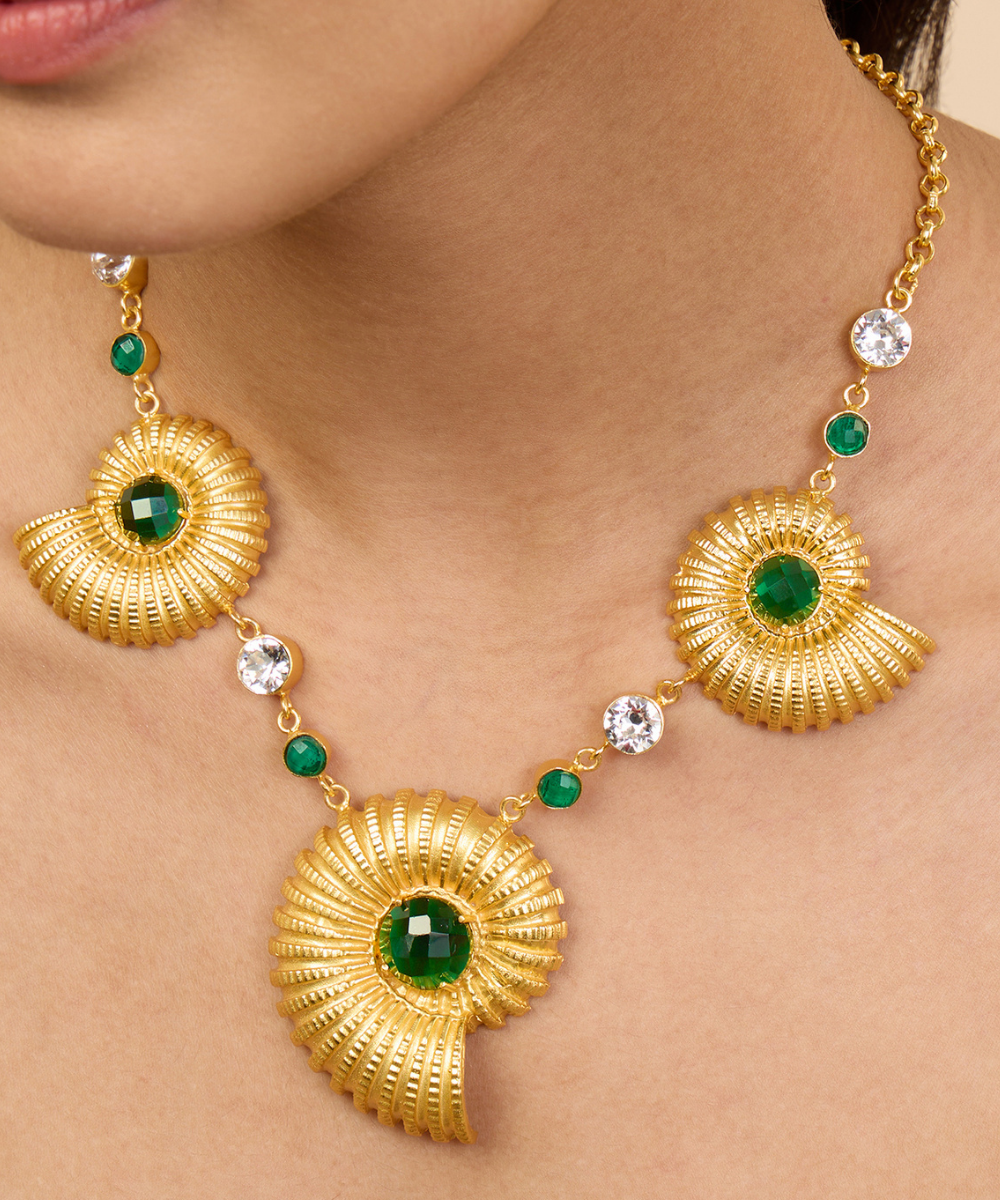 GLEAM SHELL CHOKER