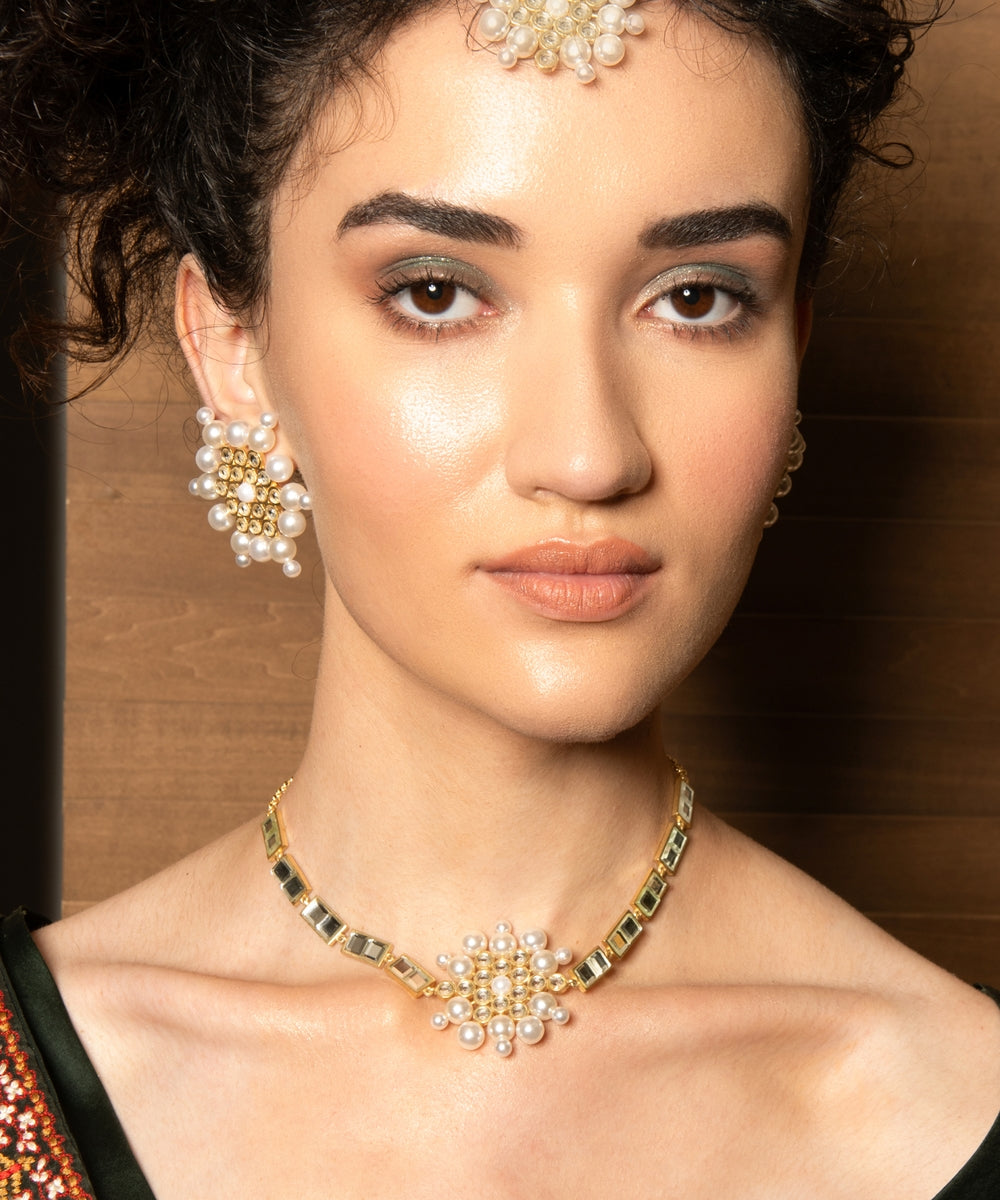 Aaina Choker