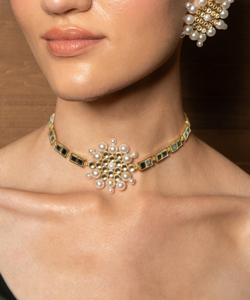 Aaina Choker
